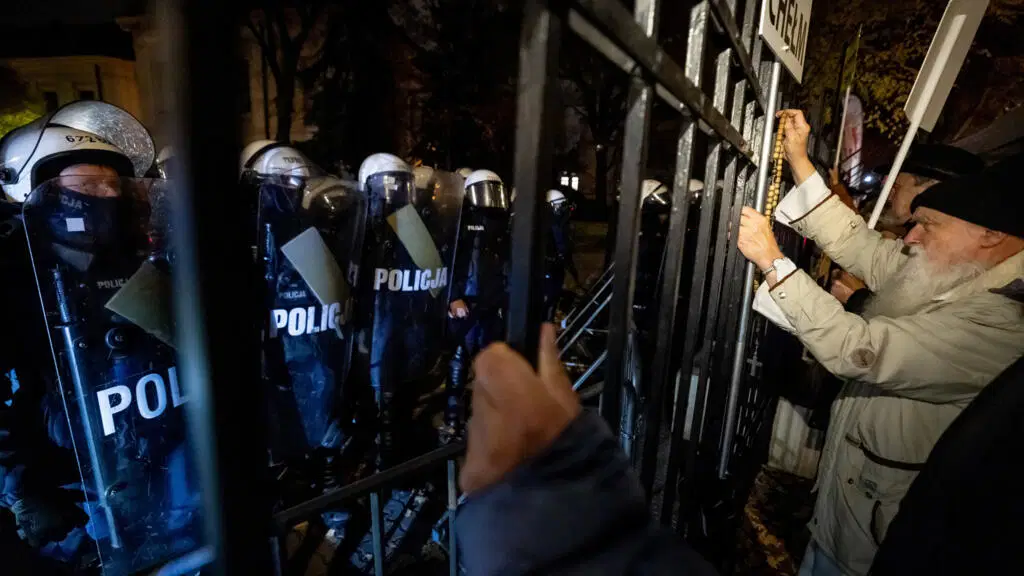 Anayasa Mahkemesi önünde polis, hükümete ‘darbe’ suçlaması: Polonya’da neler yaşanıyor?